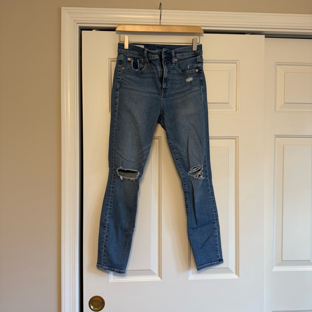 Gap Women’s True Skinny High Rise Medium wash Distressed Denim Jeans size 27/4R